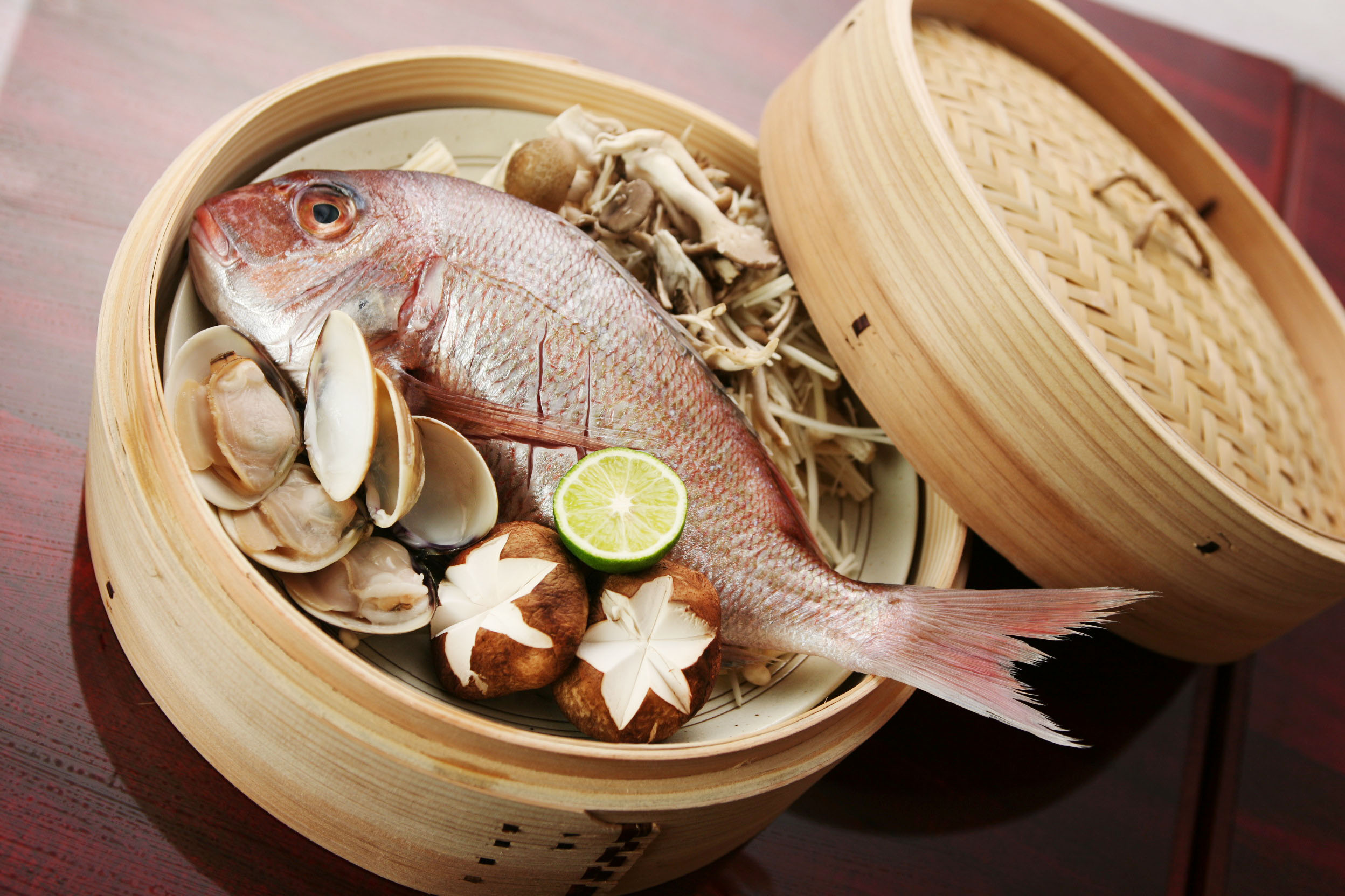 和食料亭向けに撮影した鯛の蒸し物の料理写真