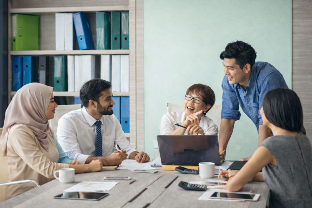 シンガポールのオフィスで行われる企業会議の撮影風景 シンガポール 企業撮影 会社案内イメージ